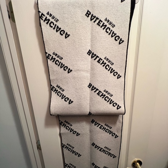 Balenciaga Allover Logo Macro Scarf - Picture 3 of 4